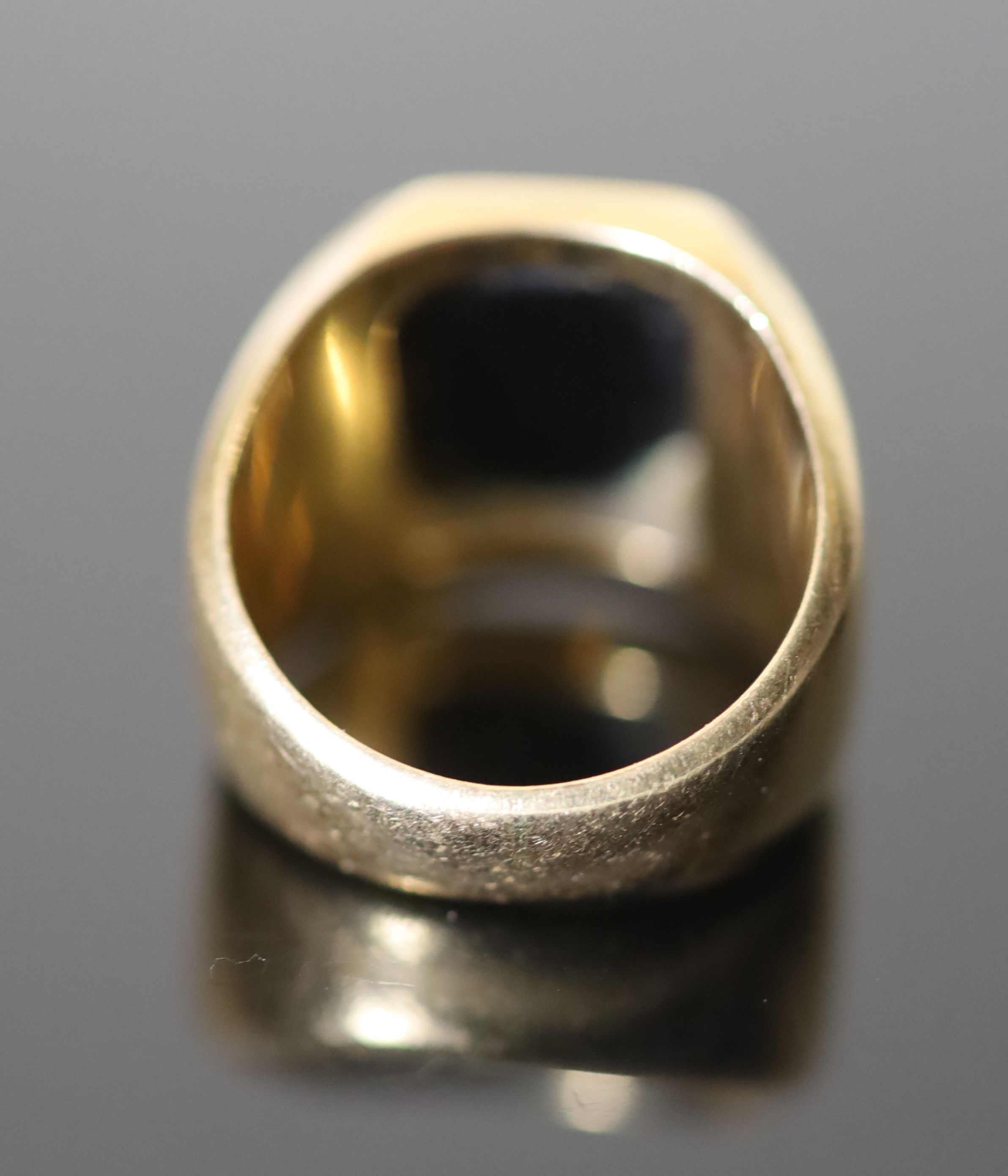 A mid 20th century continental 18ct gold and blue sardonyx set signet ring,